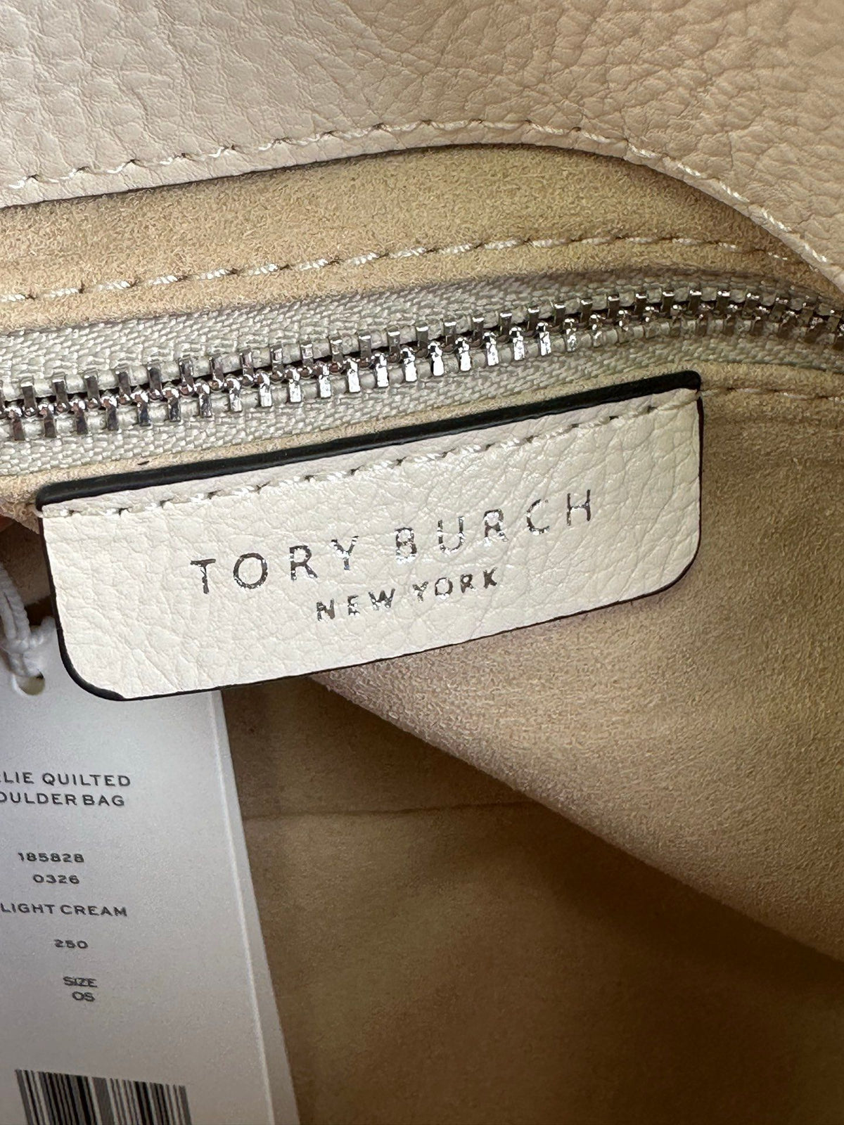 Number 1519 Tory Burch new model, you really understand girls, right? The diamond grid pattern comes with a gentle filter, and the silver chain adds a touch of sharpness. The back is effortless and exquisite. It can be worn all year round. White moonlight