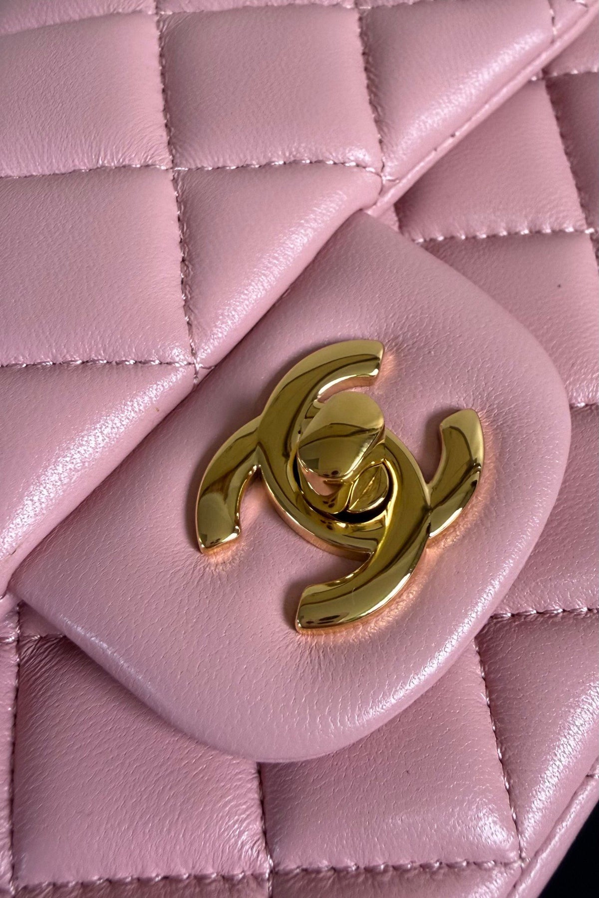 Pink gold buckle Classic Flap classic Cf square fat return is exquisite and durable. It is a timeless style that can be matched with anything.