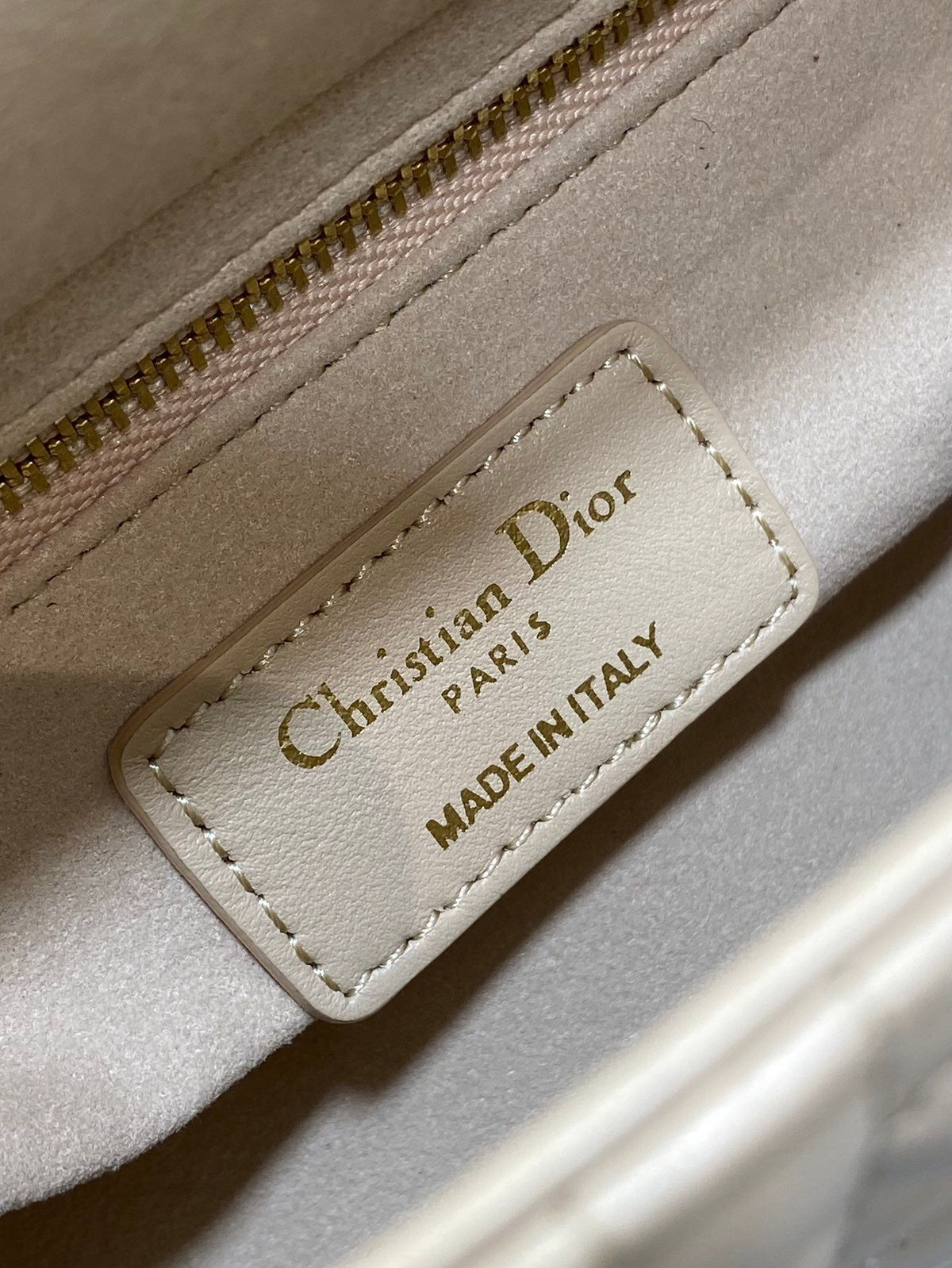 Ready in stock Classic Lady Bag, a must-have three-compartment bag for everyone. Charming, elegant and full of aura. It is also full of femininity when carried cross-body. Classic fashion style. This beautiful bag is available on Instagram and many fashio