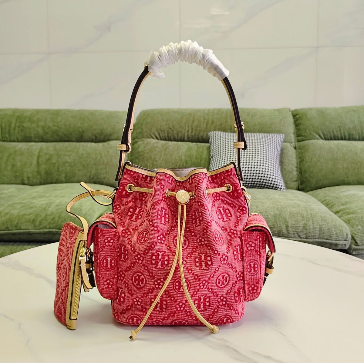 One of the design elements of Tory Burch's popular series, Eleanor Small Buet Bag Monogram, is the recognizable printing tool