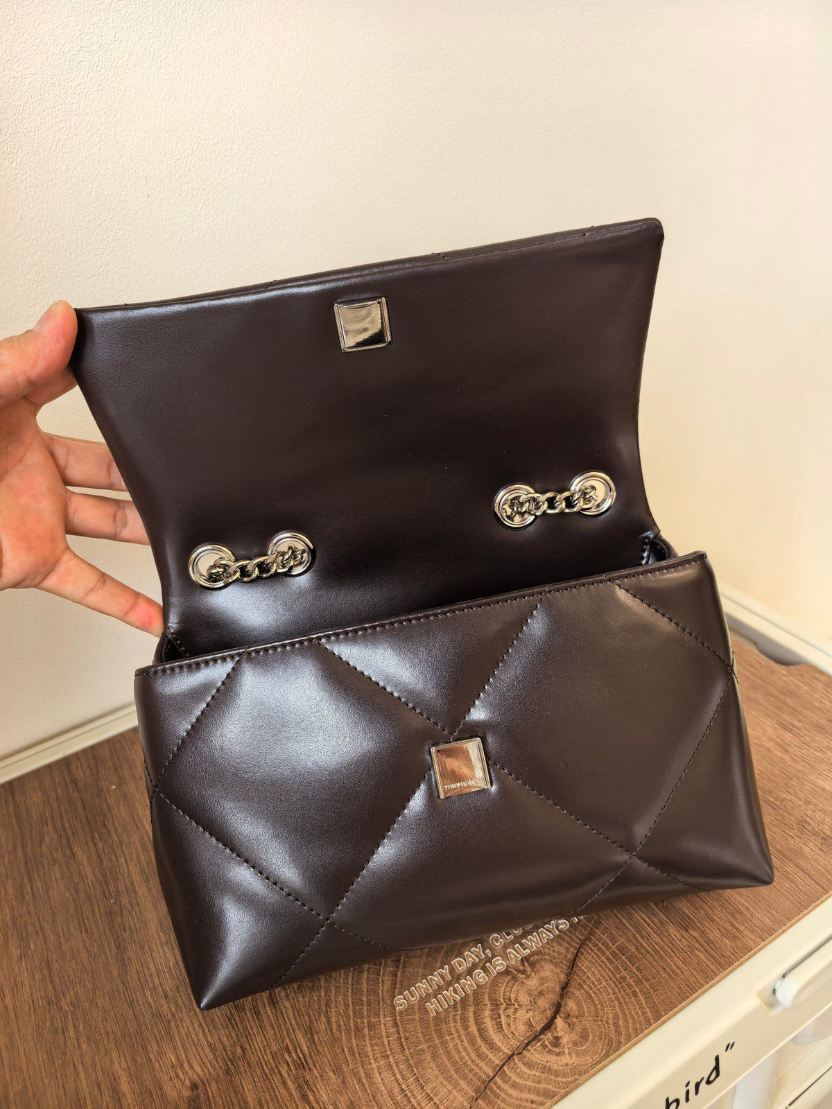 Number 512] This bag is really a bit high-end # niche bag. This Kira chain bag is tailor-made for delicate girls, with a gentle texture in chocolate color as a daily standard. It combines the classic elements of diamond grid pattern and metal chain, which
