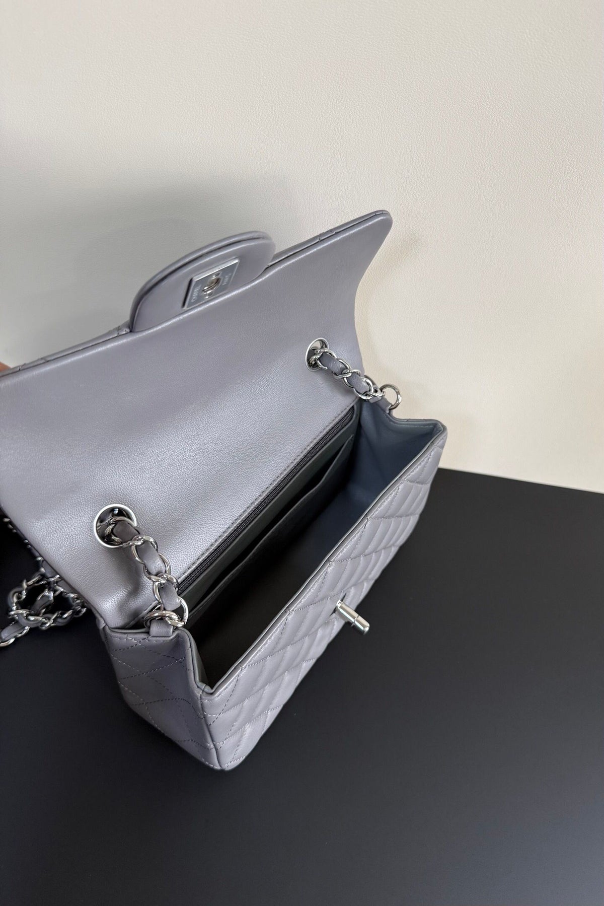 Upgraded version (full leather inside and outside) CF 20cm lambskin. Exclusive product in the market. Please see the pictures for leather details and workmanship. It is perfect. Welcome to compare. 116 Gray Silver