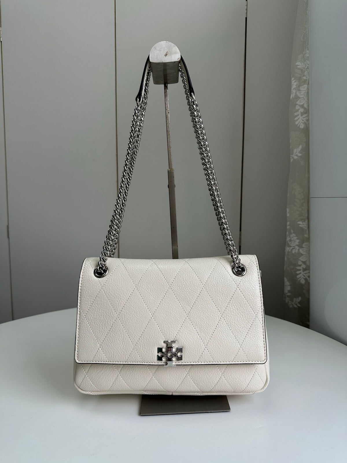 Number 1519 Tory Burch new model, you really understand girls, right? The diamond grid pattern comes with a gentle filter, and the silver chain adds a touch of sharpness. The back is effortless and exquisite. It can be worn all year round. White moonlight