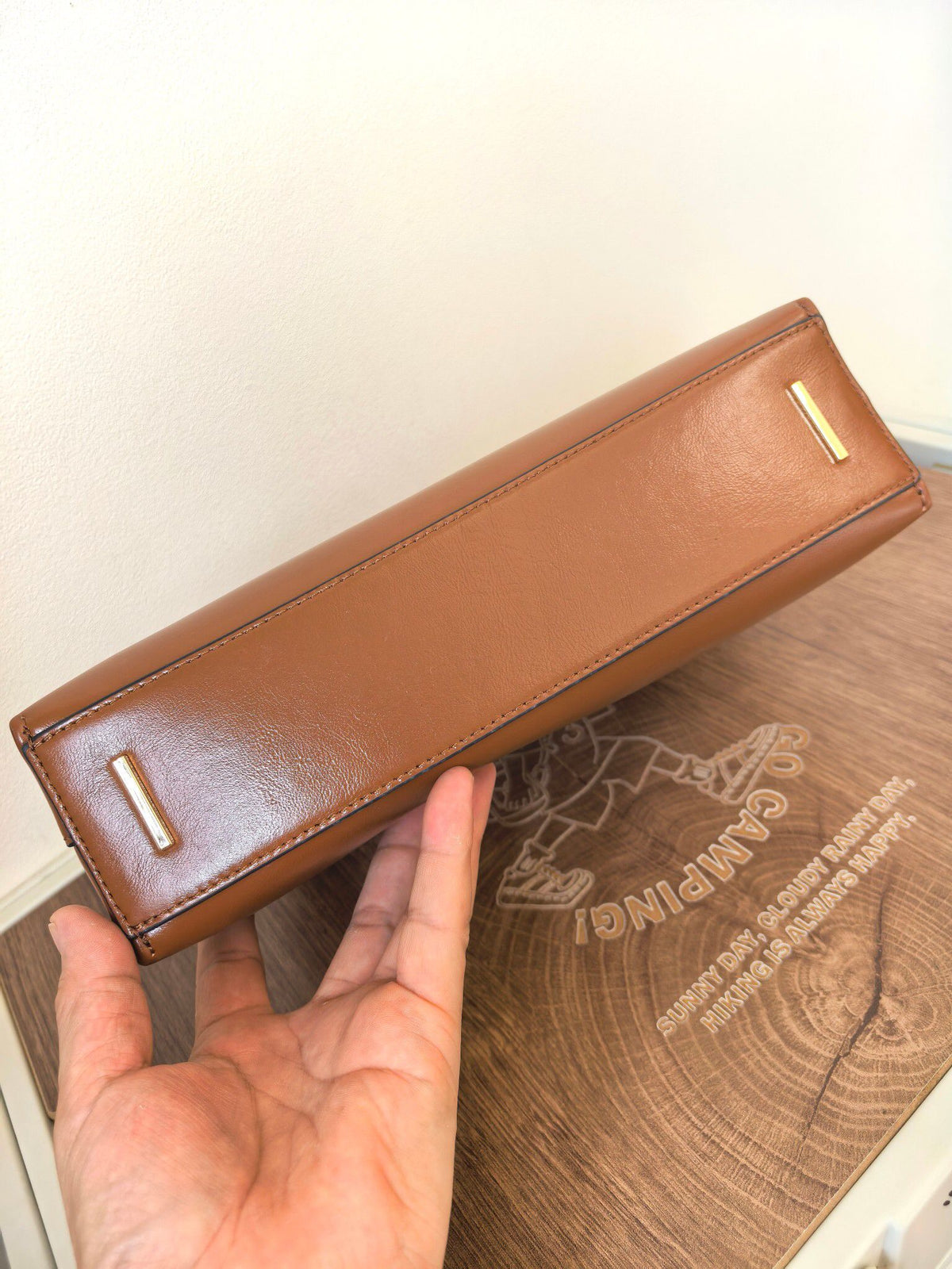 Number: TORY BURCH SMART ROBINSON SHOULDER BAG. The new model is made of oil and wax cowhide, with a smooth and textured surface for daily maintenance. It is super convenient and simple in style. The metal logo is low-key and has a sense of detail. The