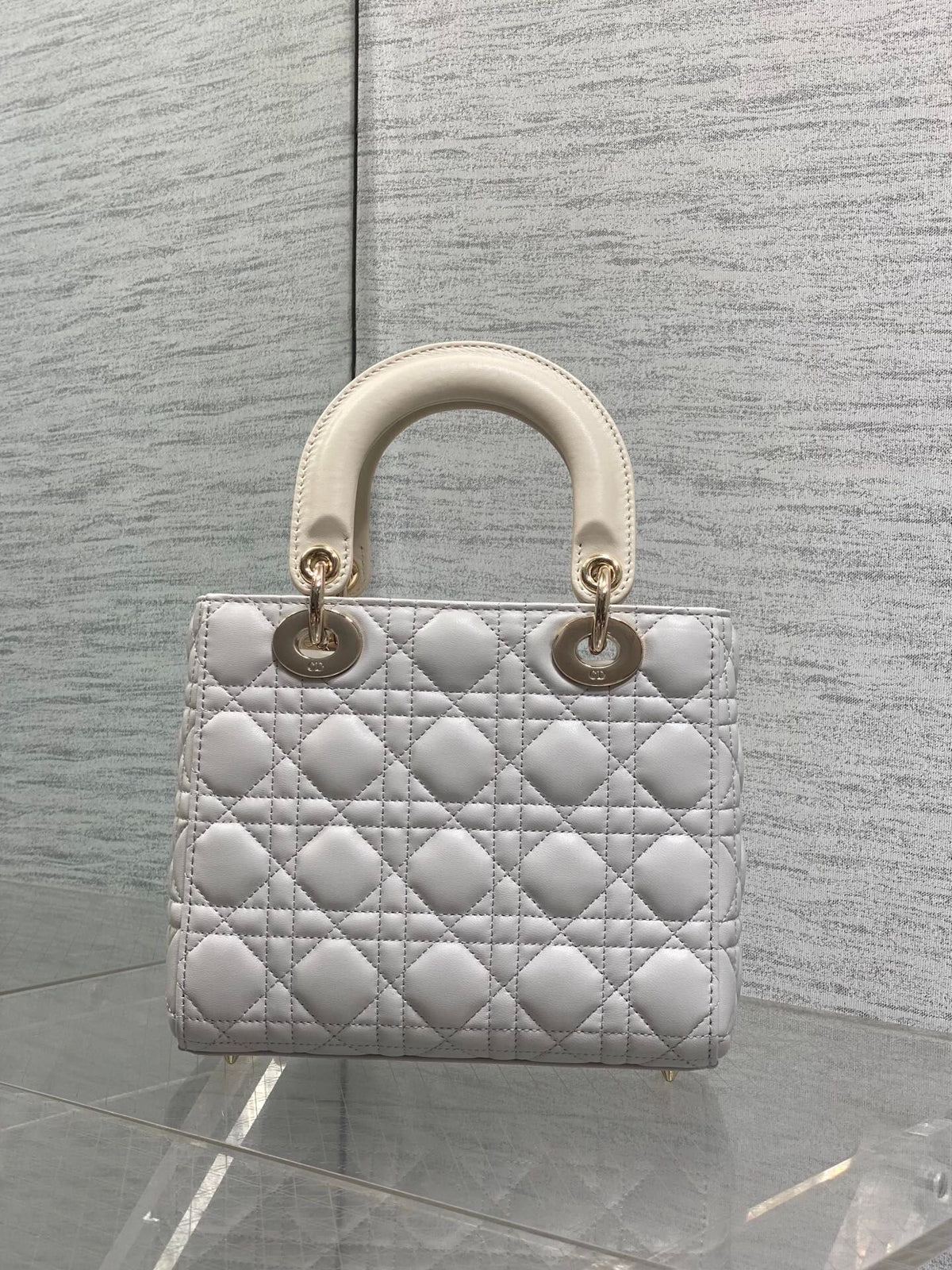 Lady's latest four-lattice bow Diana bag is carefully made of lambskin. It is a must-have Princess Diana bag for everyone. It is charming, elegant and full of aura. It is also full of femininity when carried cross-body. It has a classic fashion style