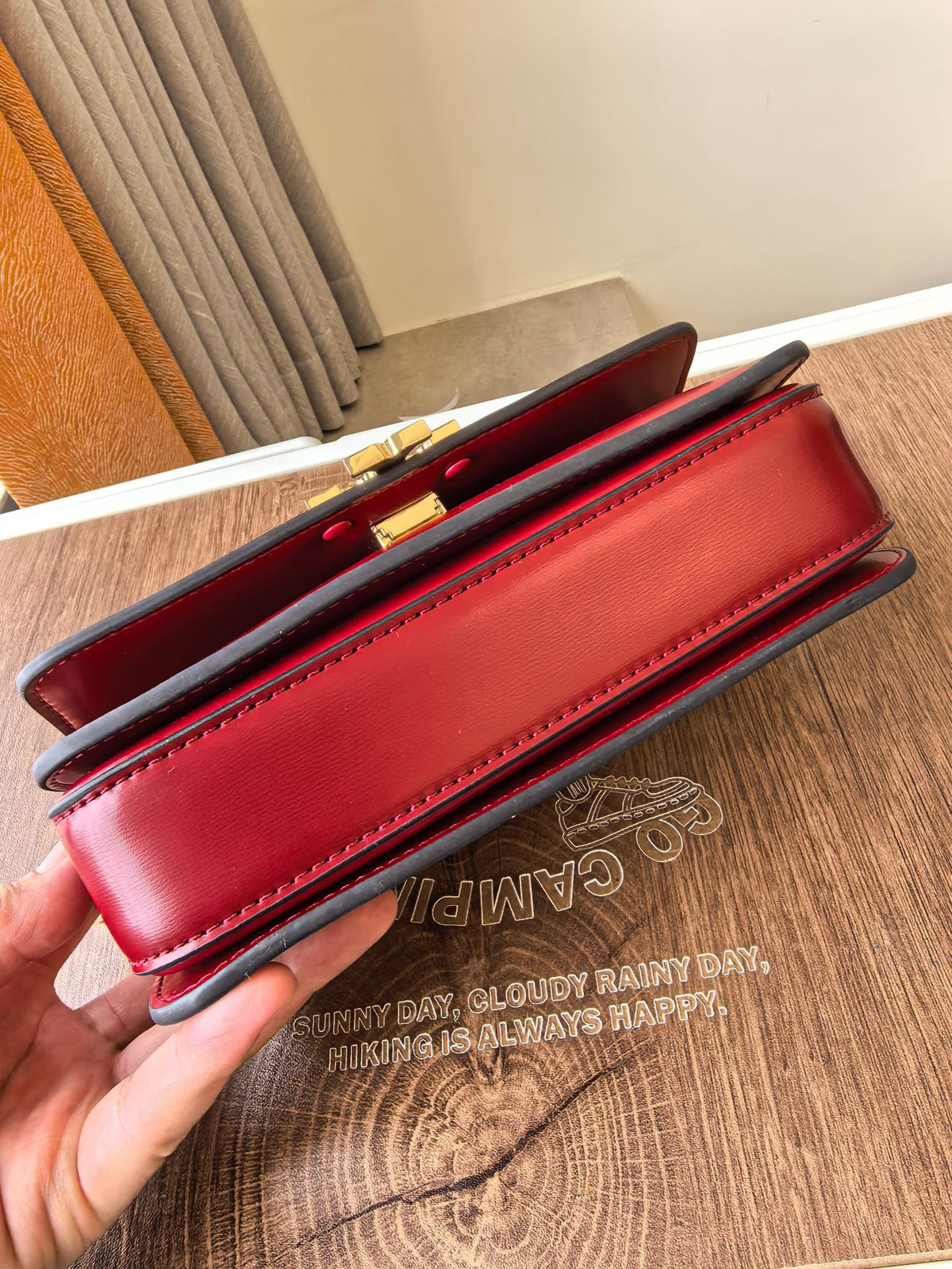 TB Eleanor's new mini tofu bag, numbered 204, features a chain that can be carried on the shoulder or diagonally. Made of Napa cowhide fabric, this modern version is exquisite, compact, and fashionable