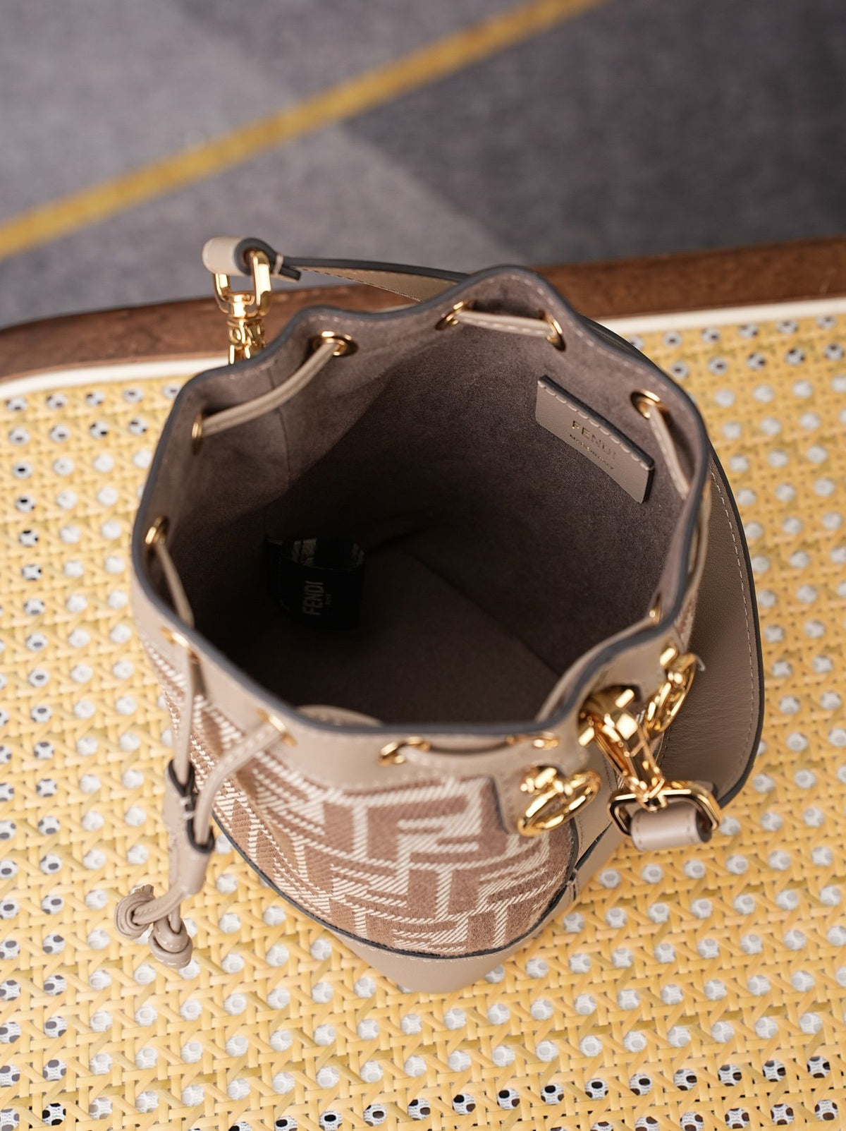 Model 15010, apricot color, dimensions 10x12x18cm, Mon Tresor bucket bag, featuring a new proportion, classic double F fabric paired with calfskin material, can be carried by hand or slung diagonally, vintage yet fashionable, combining practicality with