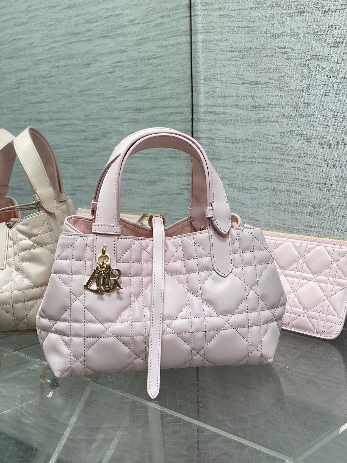 Small spot Toujours series brick cabinet latest sweet powder is a bit too beautiful, with high beauty value. The pink and tender bag color is super tender, super summer, and the saturation is not high. The pink purple color is easy to handle, the macaron