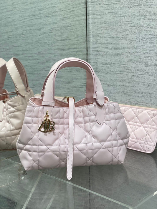 Small spot Toujours series brick cabinet latest sweet powder is a bit too beautiful, with high beauty value. The pink and tender bag color is super tender, super summer, and the saturation is not high. The pink purple color is easy to handle, the macaron