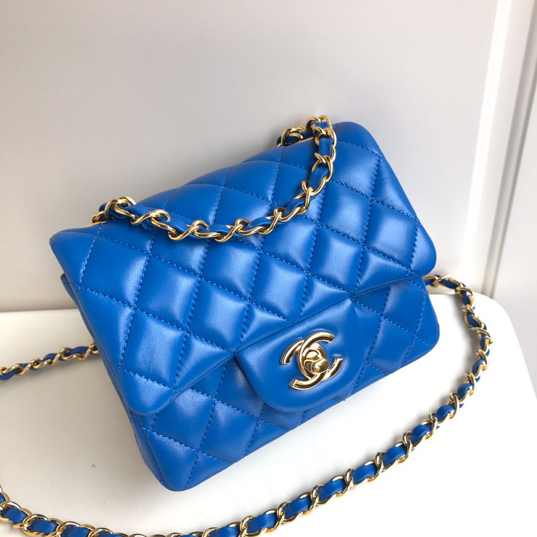 Fang Fatzi Mini 17cm CF has a very feminine elegance and inherits classics. It is listed as the historical sales champion. It is an indispensable 17cm650 sheepskin item in every pink fan’s wardrobe.