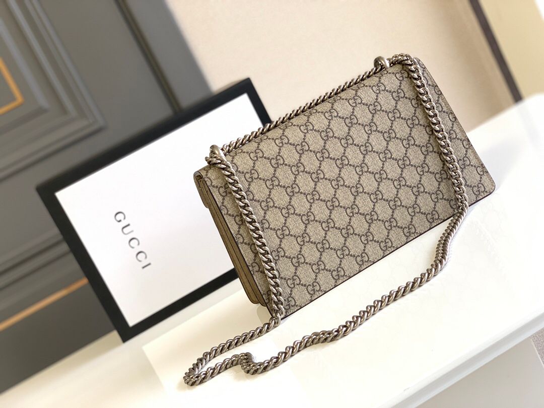 The highest version, original factory leather, top-grade original single product, comes with a full set of packaging. The bag, Diosus, is a medium-sized Pvc bag with khaki frosted leather. It remains a great favorite, and the entire bag looks more texture