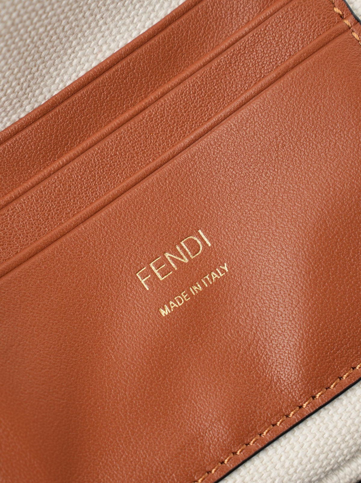 Model 6004, small size 20cm, FENDI's popular classic Baguette, crafted from high-quality canvas material, features double FF three-dimensional embroidery throughout the entire bag, creating an unparalleled texture. It comes with a detachable shoulder