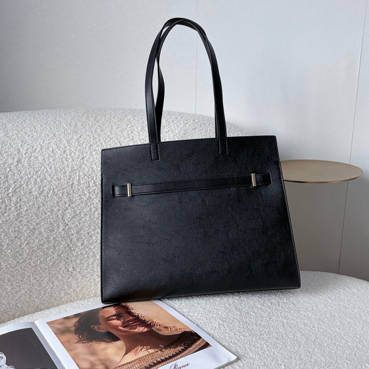 Tory Burch's new tote double bag is in place, showcasing the elegant competition between black and rice. Classic black exudes a calm and sophisticated sophistication