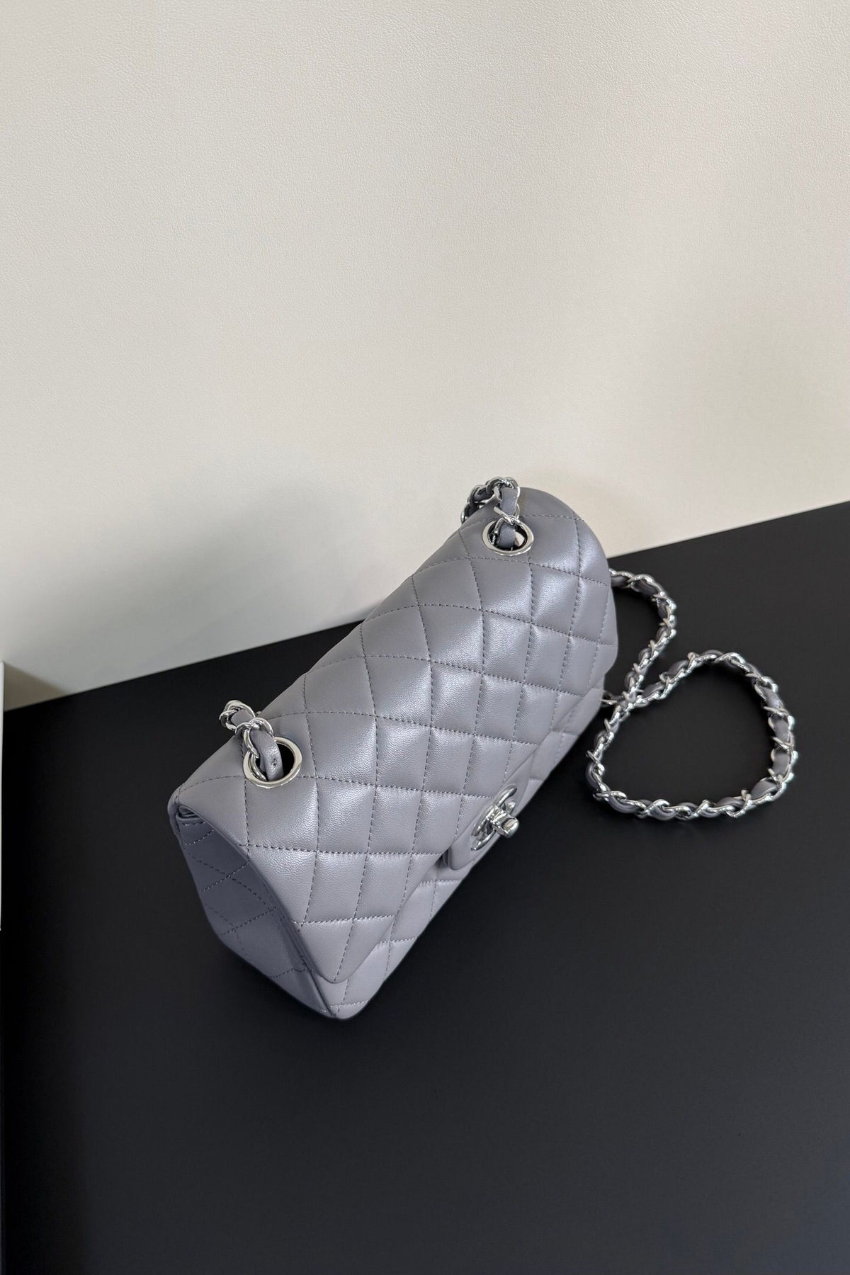Upgraded version (full leather inside and outside) CF 20cm lambskin. Exclusive product in the market. Please see the pictures for leather details and workmanship. It is perfect. Welcome to compare. 116 Gray Silver
