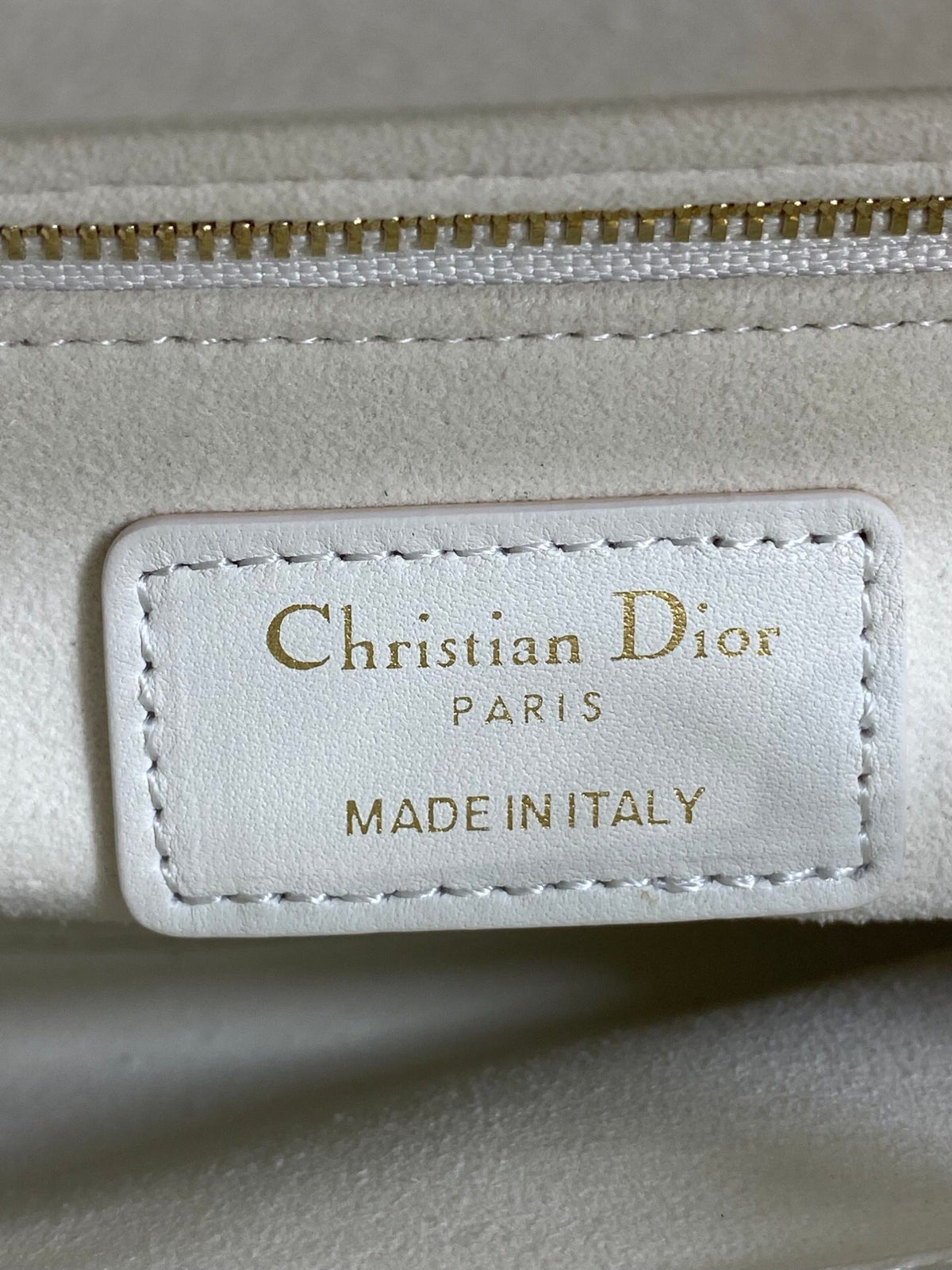 Classic Lady's latest bow-tie Princess Diana bag. A must-have three-compartment bag for everyone. Charming, elegant and full of aura. It is also full of femininity when carried cross-body. Classic fashion style. This beautiful bag is available on Instagra