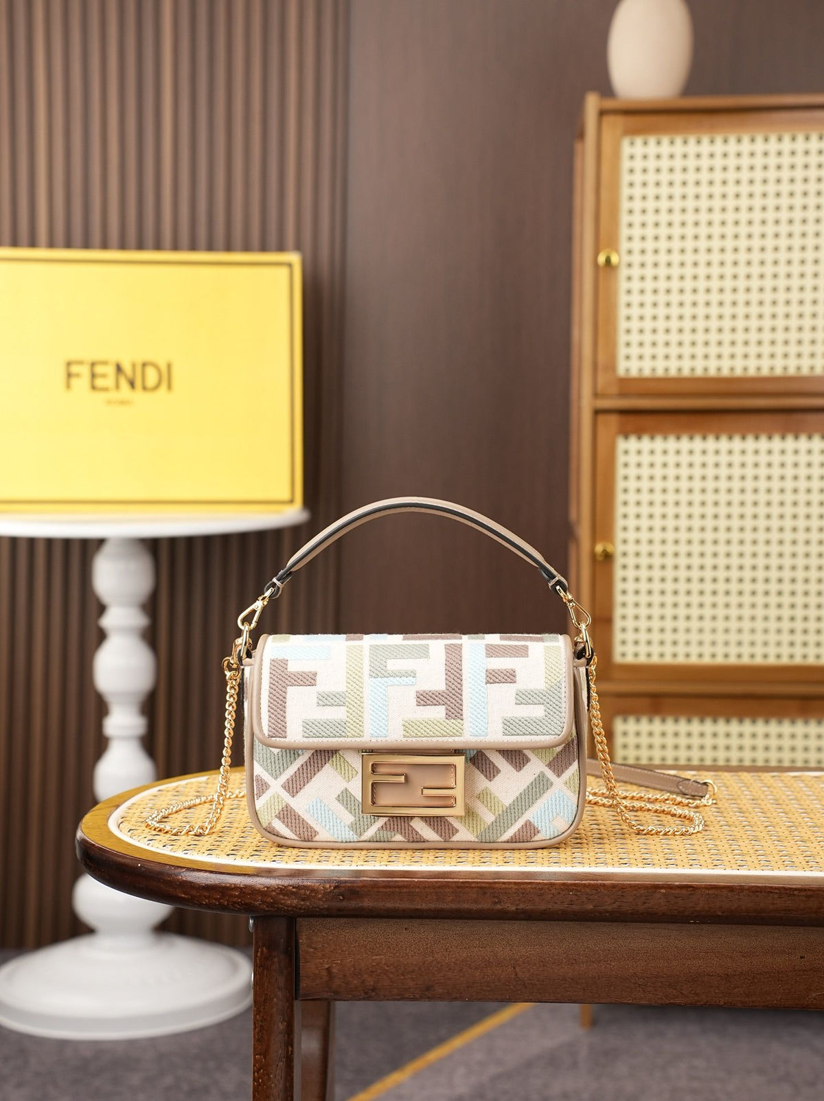Model 6004, small size 20cm, FENDI's popular classic Baguette, crafted from high-quality canvas with advanced techniques. The entire bag features double FF three-dimensional embroidery, boasting an unparalleled texture. It comes with a detachable shoulder