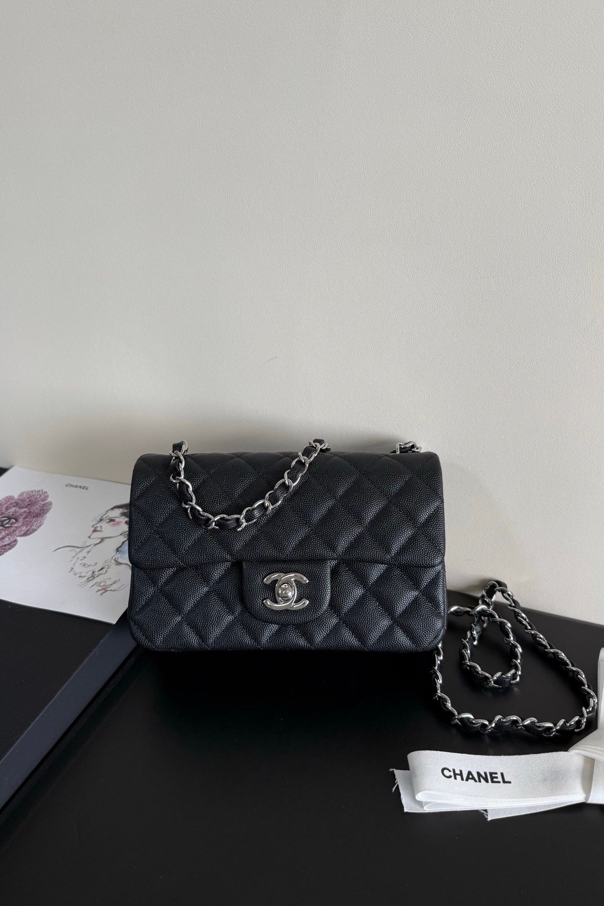 CF upgraded version of 116 Caviar "Classic Flap" classic flap bag. Customized calfskin from imported channels with fine ball grain. First-class calfskin caviar with both graininess, gloss and softness. Classic rhombus design and leather-pierced metal