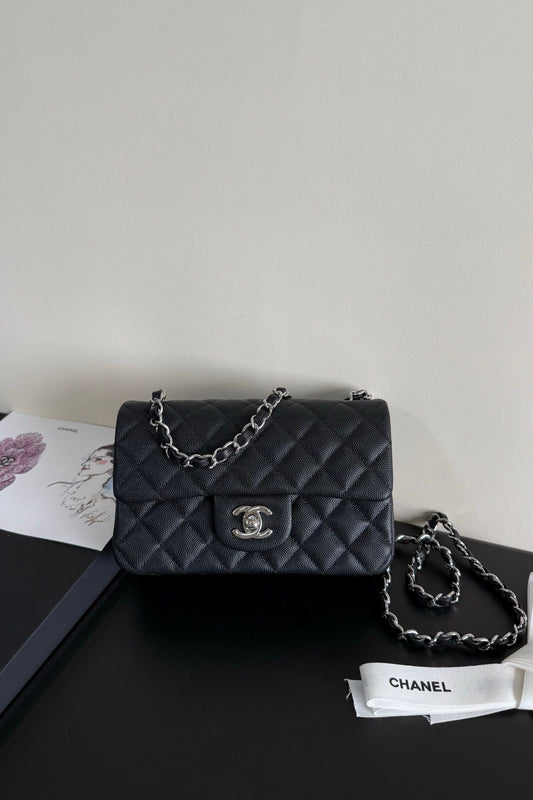 CF upgraded version of 116 Caviar "Classic Flap" classic flap bag. Customized calfskin from imported channels with fine ball grain. First-class calfskin caviar with both graininess, gloss and softness. Classic rhombus design and leather-pierced metal