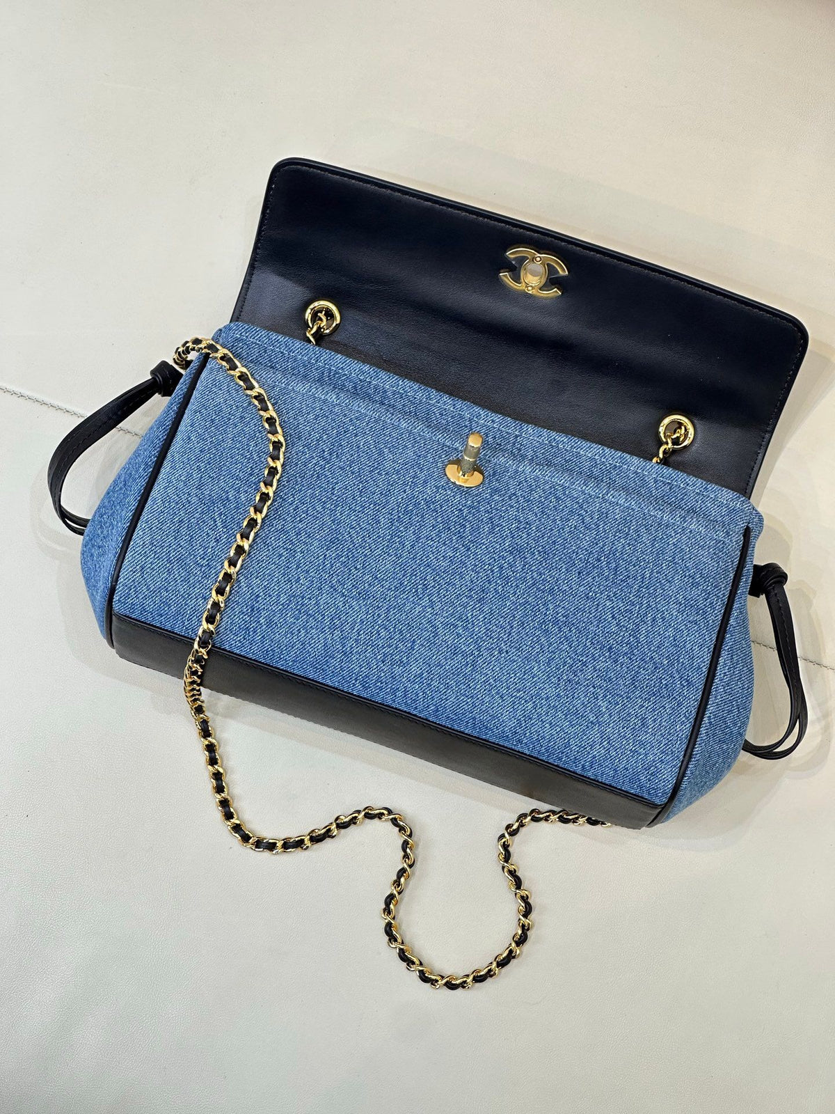 Denim blue. The main body is stone-washed blue denim fabric. The texture of the fabric is clear. It is a natural and soft denim blue. It is not too bright blue. The upper cover is spliced with black smooth first-layer cowhide. The tough denim and the