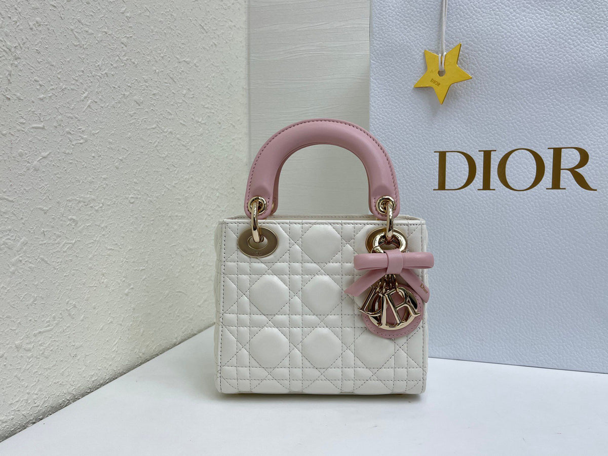 White and soft pink are in stock. Classic Lady's latest bow-tie Princess Diana bag. A must-have three-compartment bag for everyone. Charming, elegant and full of aura. It is also full of femininity when carried cross-body. Classic fashion style. This