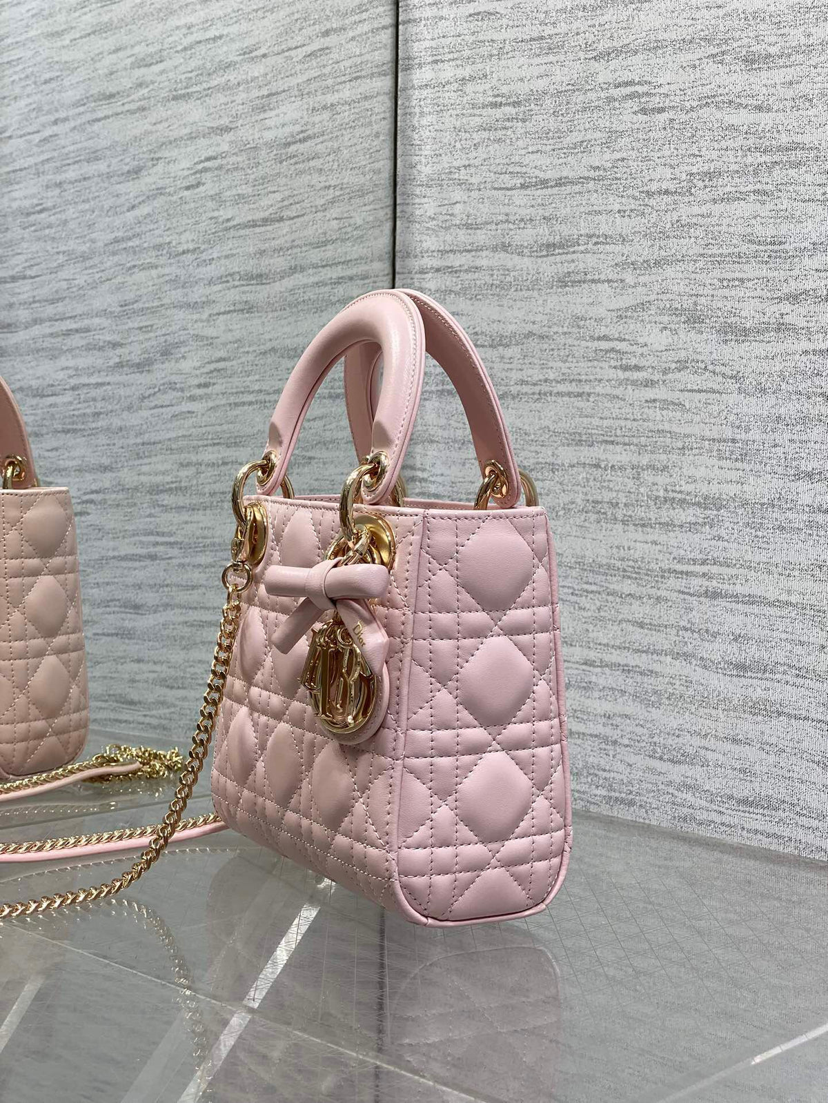 Soft Pink Spot Classic Lady Three Grid Bow Princess Bag is a must-have three grid small bag for everyone. It is charming, elegant, and full of aura, and can be carried diagonally. It is also full of feminine charm, classic fashion style, ins, and many