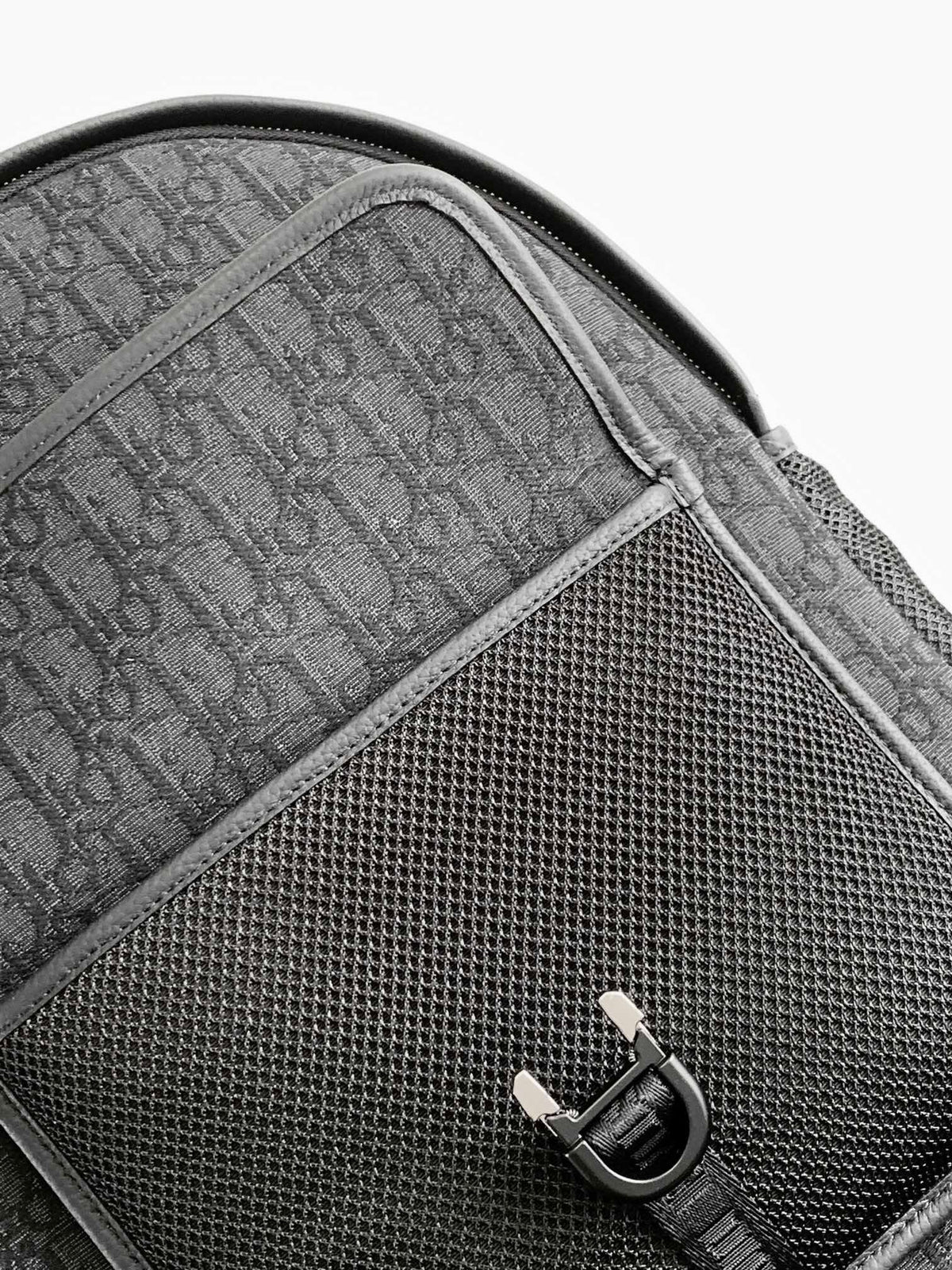 This Dior 8 backpack is a new addition to the Spring 2024 collection. The stylish and modern design adds a touch of elegance. Crafted with black Oblique print. Features a spacious main compartment that can store a variety of daily necessities. It has a