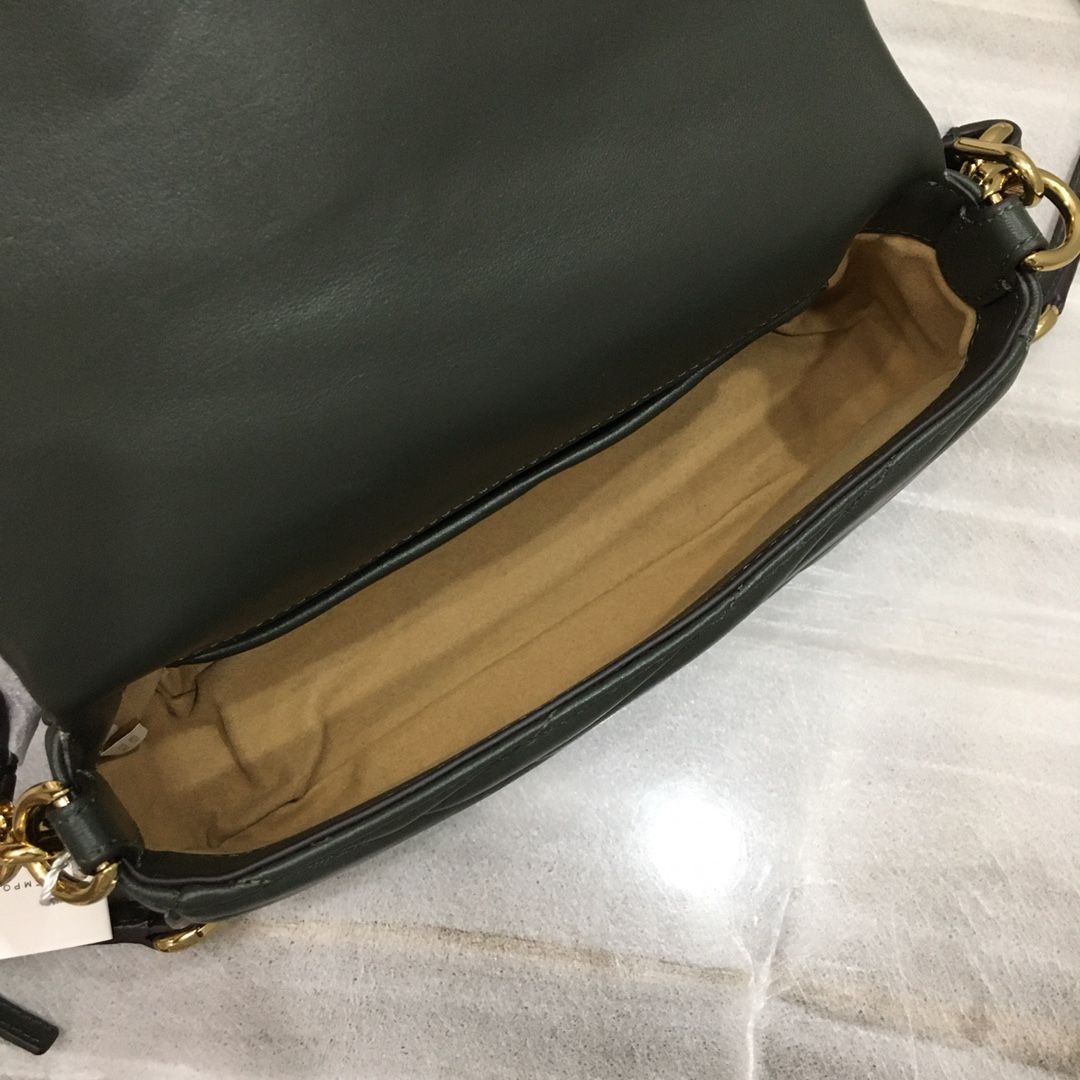 TB Toribochi's new Kira armpit bag, new Kira shoulder bag, lightweight and suitable for being clipped under the armpit. Selected herringbone pattern quilted lambskin is made with tea gold metal accessories, iconic sloping double T logo and detachable