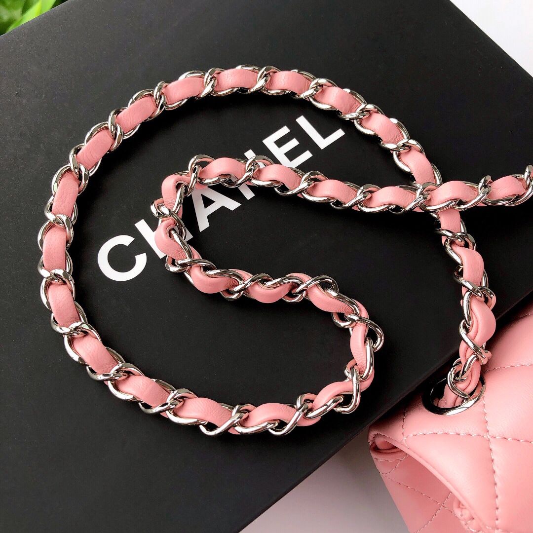 Fang Fatzi Mini 17cm CF has a very feminine elegance and inherits classics. It is listed as the historical sales champion and is an indispensable piece in every pink fan’s wardrobe. 17cm650 Sheepskin