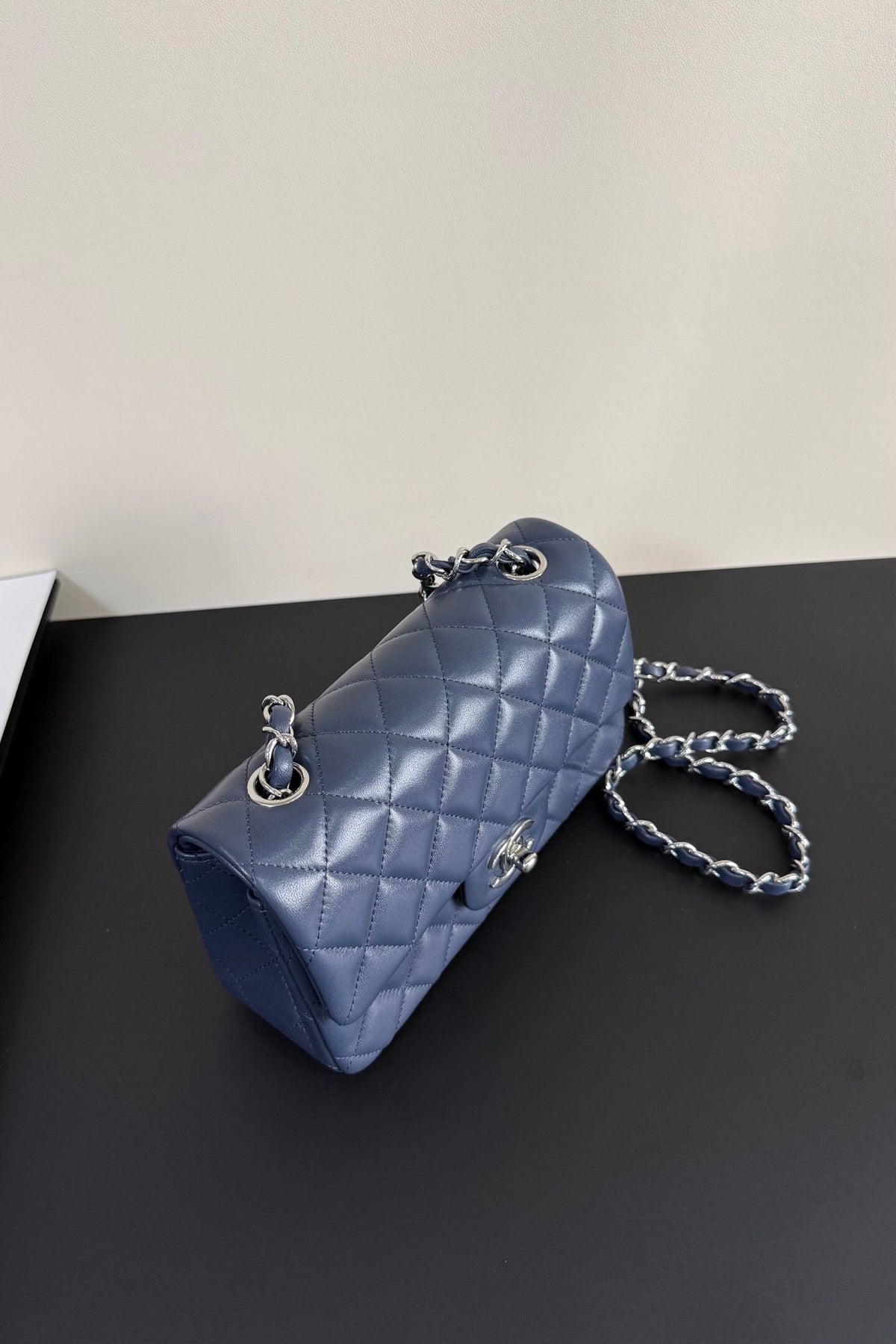 Upgraded version (full leather inside and outside) CF 20cm lambskin. Exclusive product in the market. Please see the pictures for leather details and workmanship. It is perfect. Welcome to compare. 116 dark blue silver buckle.