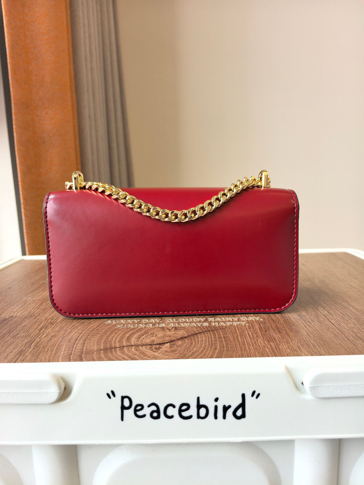 TB Eleanor's new mini tofu bag, numbered 204, features a chain that can be carried on the shoulder or diagonally. Made of Napa cowhide fabric, this modern version is exquisite, compact, and fashionable