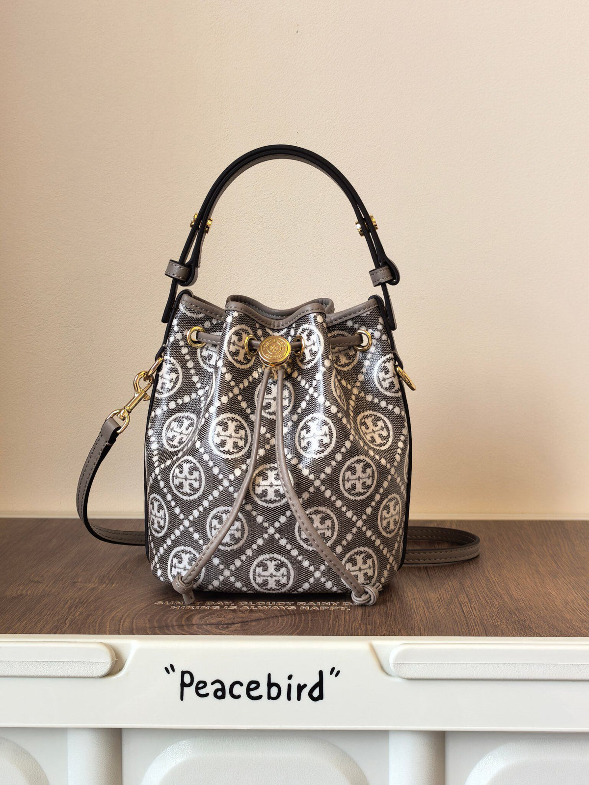 Number 1616, promise me that you must choose this color. Promise me that you must choose this charcoal gray TORY BURCH. It is low-key yet high-end, and can handle any style. The classic TMonogram jacquard pattern is really recognizable, matched with delic
