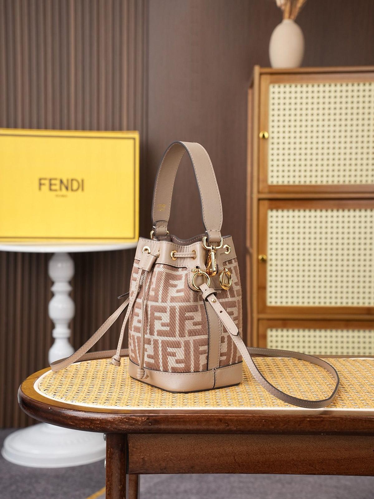 Model 15010, apricot color, dimensions 10x12x18cm, Mon Tresor bucket bag, featuring a new proportion, classic double F fabric paired with calfskin material, can be carried by hand or slung diagonally, vintage yet fashionable, combining practicality with