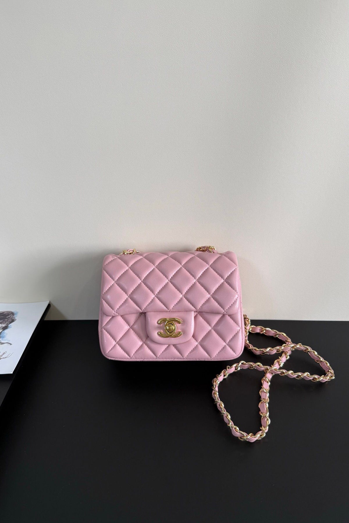 Pink gold buckle Classic Flap classic Cf square fat return is exquisite and durable. It is a timeless style that can be matched with anything.