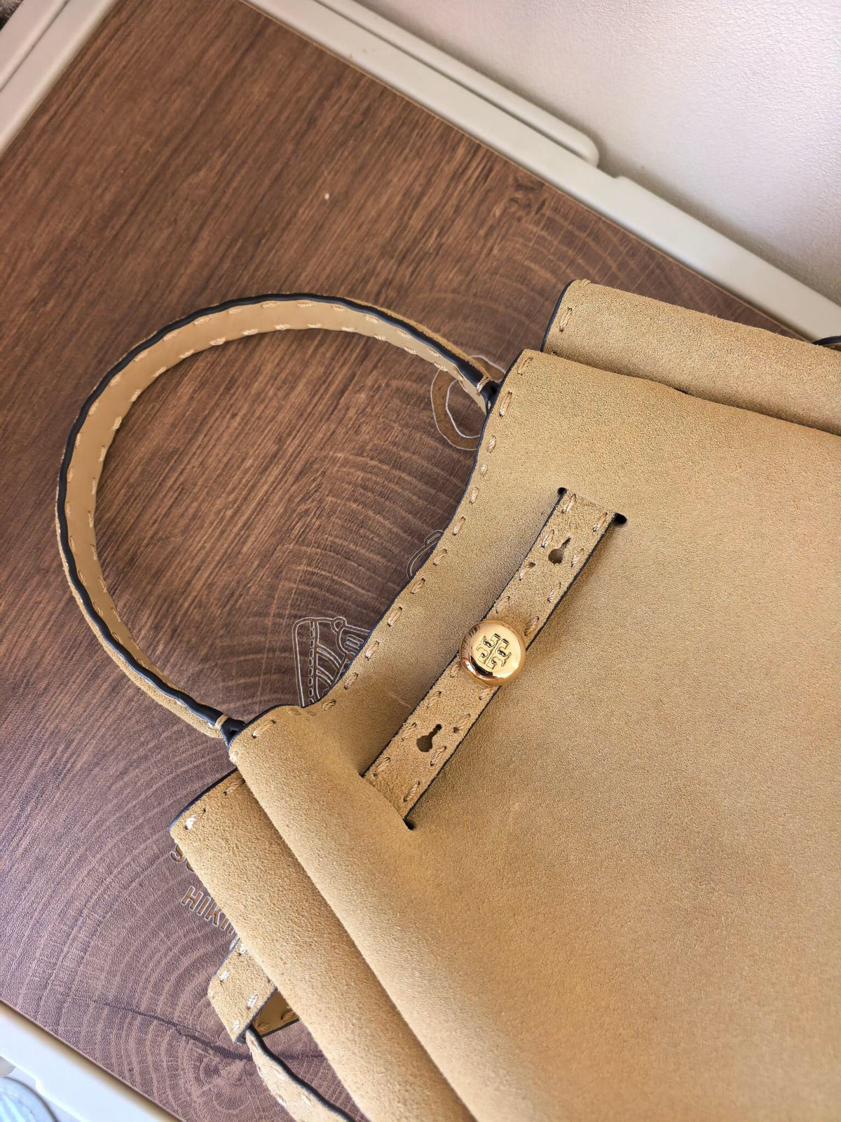 Toryburch's brand new drawstring shopping tote bag with serial number 923 ROMY is a portable crossbody bucket bag made of delicate and thick cowhide material with a soft waist contour. It is the ultimate daily handbag with light weight and spacious interi