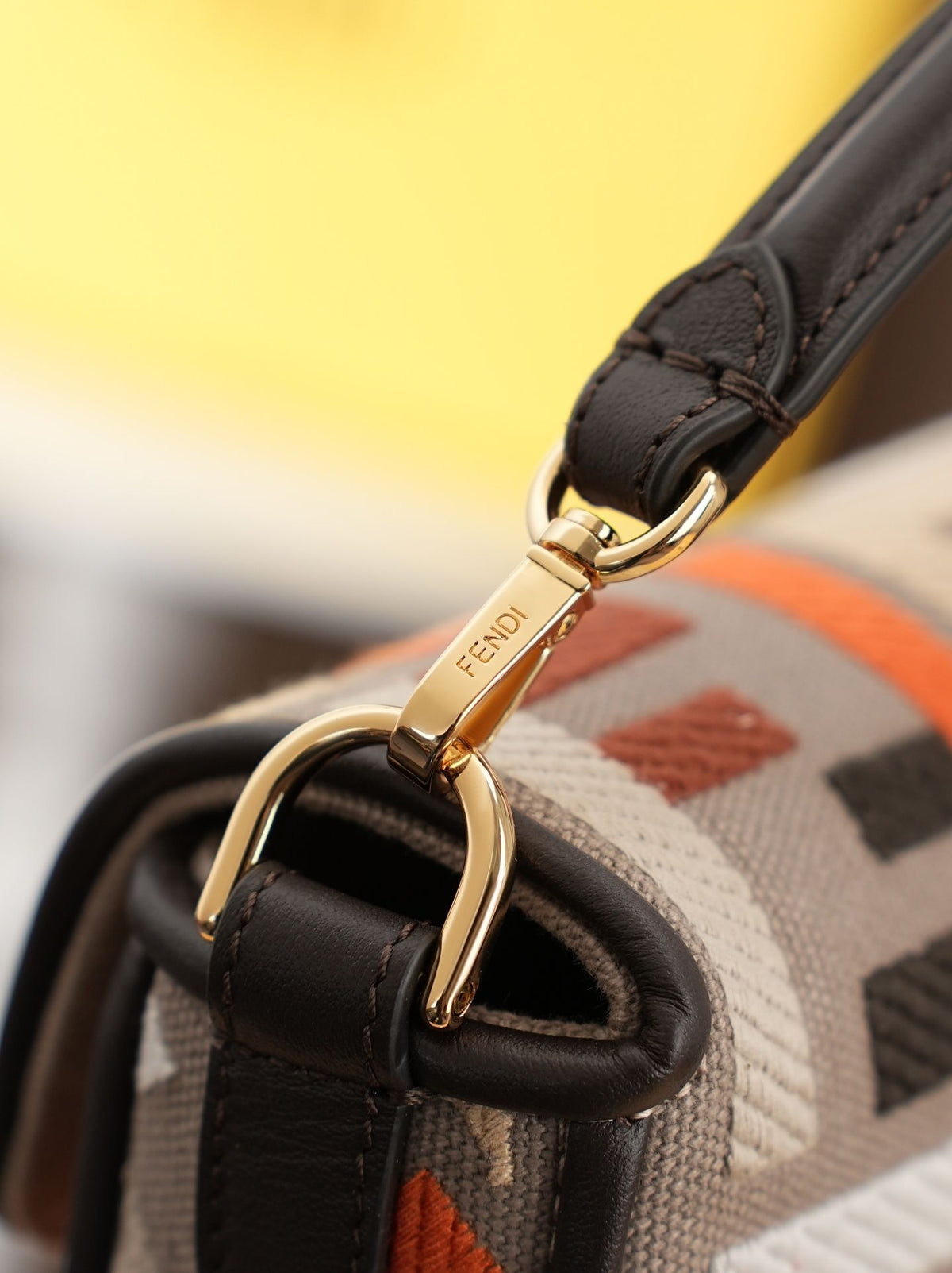 Model 6004, small size 20cm, FENDI's popular classic Baguette, crafted from high-quality canvas with advanced techniques. The entire bag features double FF three-dimensional embroidery, boasting an unparalleled texture. It comes with a detachable shoulder