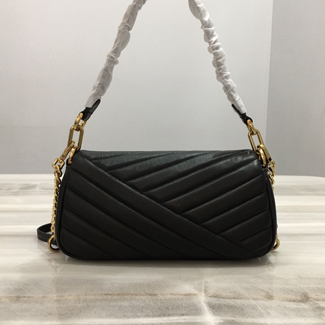 TB Toribochi's new Kira armpit bag, new Kira shoulder bag, lightweight and suitable for being clipped under the armpit. Selected herringbone pattern quilted lambskin is made with tea gold metal accessories, iconic sloping double T logo and detachable