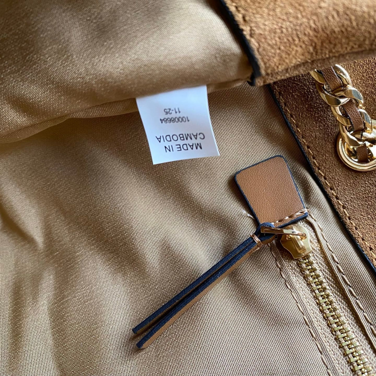 The TB new Fleming series is refreshed with a lightweight and slender quilted diamond grid pattern. This small handbag is crafted from soft leather and features a magnetic snap button with two pockets for easy storage. It can easily accommodate a tablet