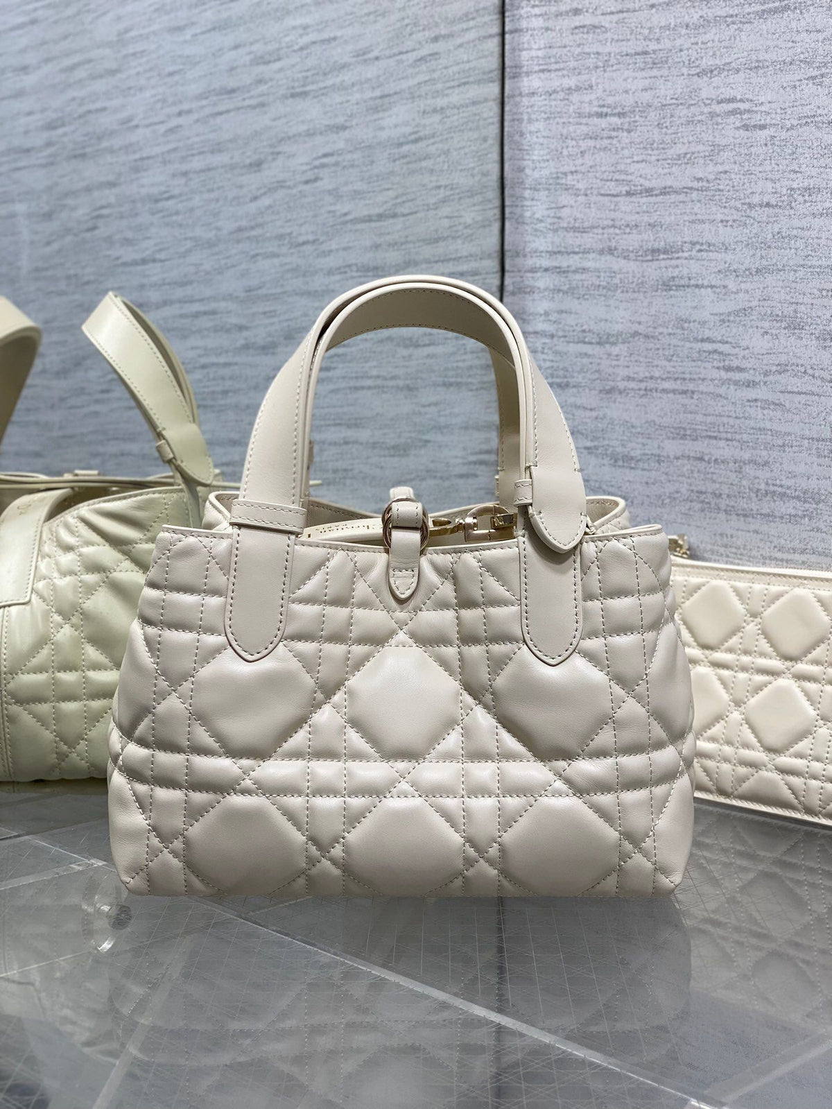 Small size spot Toujours series brick cabinet latest ivory white is a bit too beautiful. The bag color is super tender, super summer, and the design of the super large diamond grid is matched with classic letter accessories, modern and fashionable. The