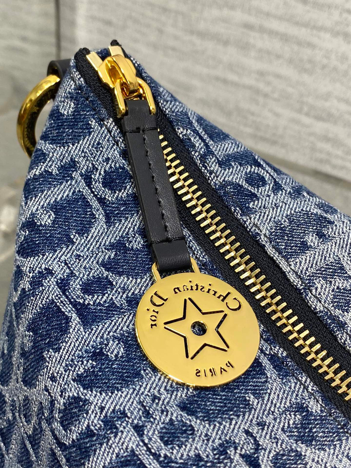 The Hobostar denim series has been planted on this bag. It reinterprets the classic letter pattern with an irregular stonewash effect, giving the bag a new style. The gradient effect is unique and handsome. The fashionable charm shown by the denim print