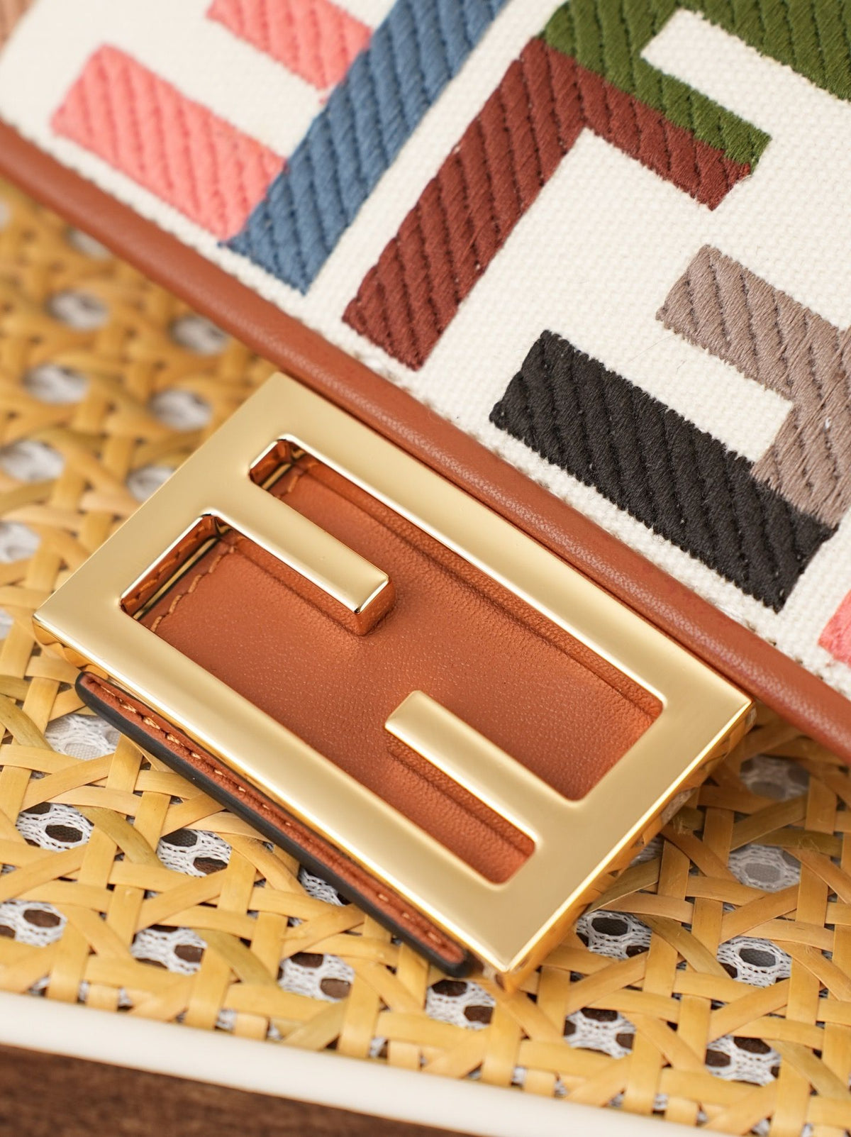Model 6004, small size 20cm, FENDI's popular classic Baguette, crafted from high-quality canvas material, features double FF three-dimensional embroidery throughout the entire bag, creating an unparalleled texture. It comes with a detachable shoulder