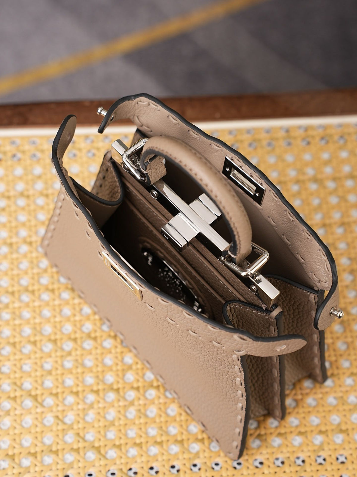 Model 15009 Pigeon Grey Size 20cm Details Pigeon Grey Hand sewn Peekaboo ISeeU Medium Handbag Litchi Pattern Calfskin Material with Classic Twisted Lock Soft Nappa Leather Lining on Both Sides Separated by Hard Dividers with Buckle Internal Pocket and