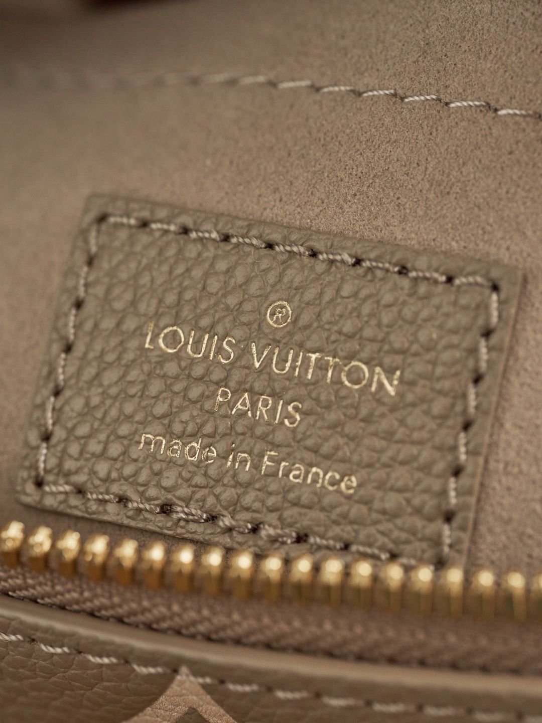 This handbag, M46575, is an exclusive online launch. It is crafted according to the Z-grade customization process in France. It features a dynamic chip code change, original factory-specific fabric, and original factory-specific 316F stainless steel hardw