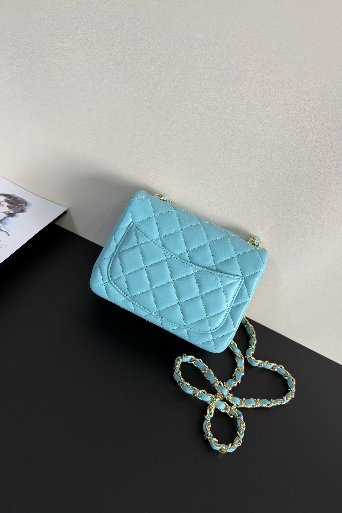 Tiffany blue and gold Classic Flap classic Cf square fat return is exquisite and durable. It is a timeless style that can be matched with anything.