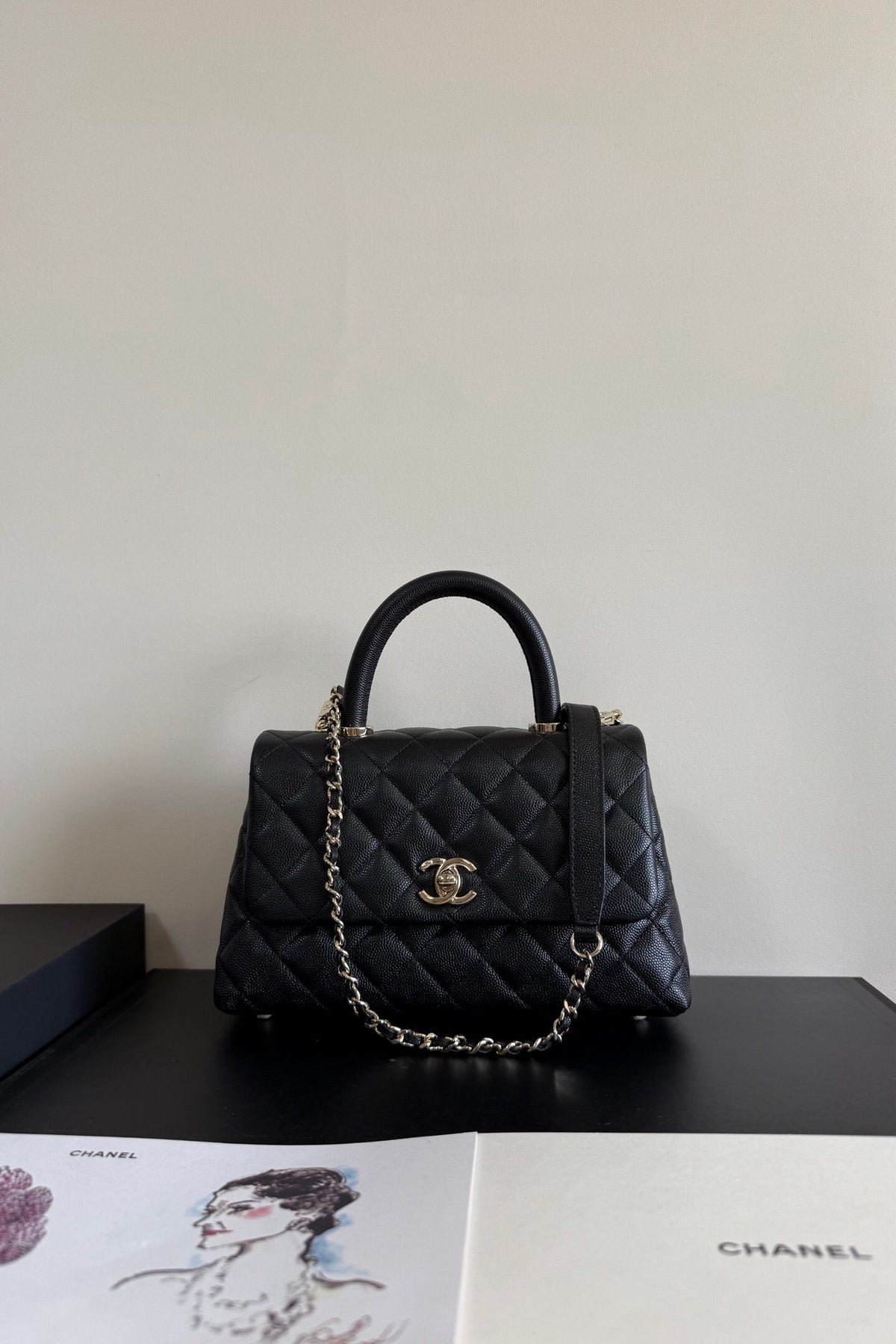 A186Coco handle top flip single shoulder chain handle bag, detachable shoulder strap, original cowhide soft to the touch, full copper hardware, size, small size 23cm1080