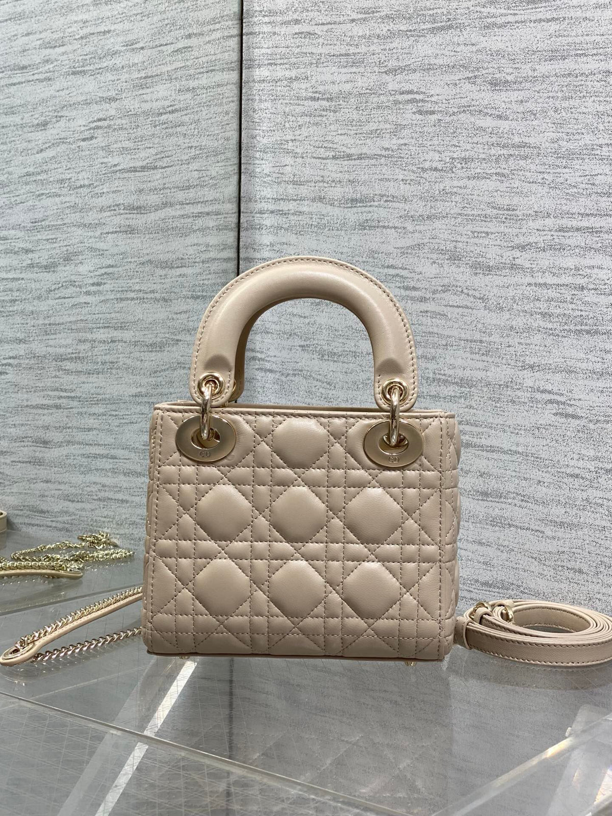 In stock, Classic Lady's latest bow-tie Princess Diana bag. A must-have three-compartment bag for everyone. Charming, elegant and full of aura. It is also full of femininity when carried cross-body. Classic fashion style. This beautiful bag is available