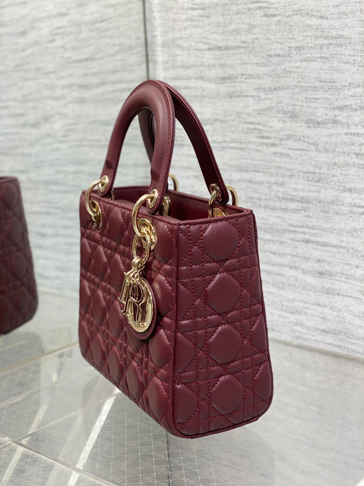 Lady's four-frame burgundy sheepskin gold buckle series, the latest colors for spring and summer, fresh style, and the latest letter shoulder straps are extra points. 6 letters are delivered. Babies can choose the buttons they like as they like. No need