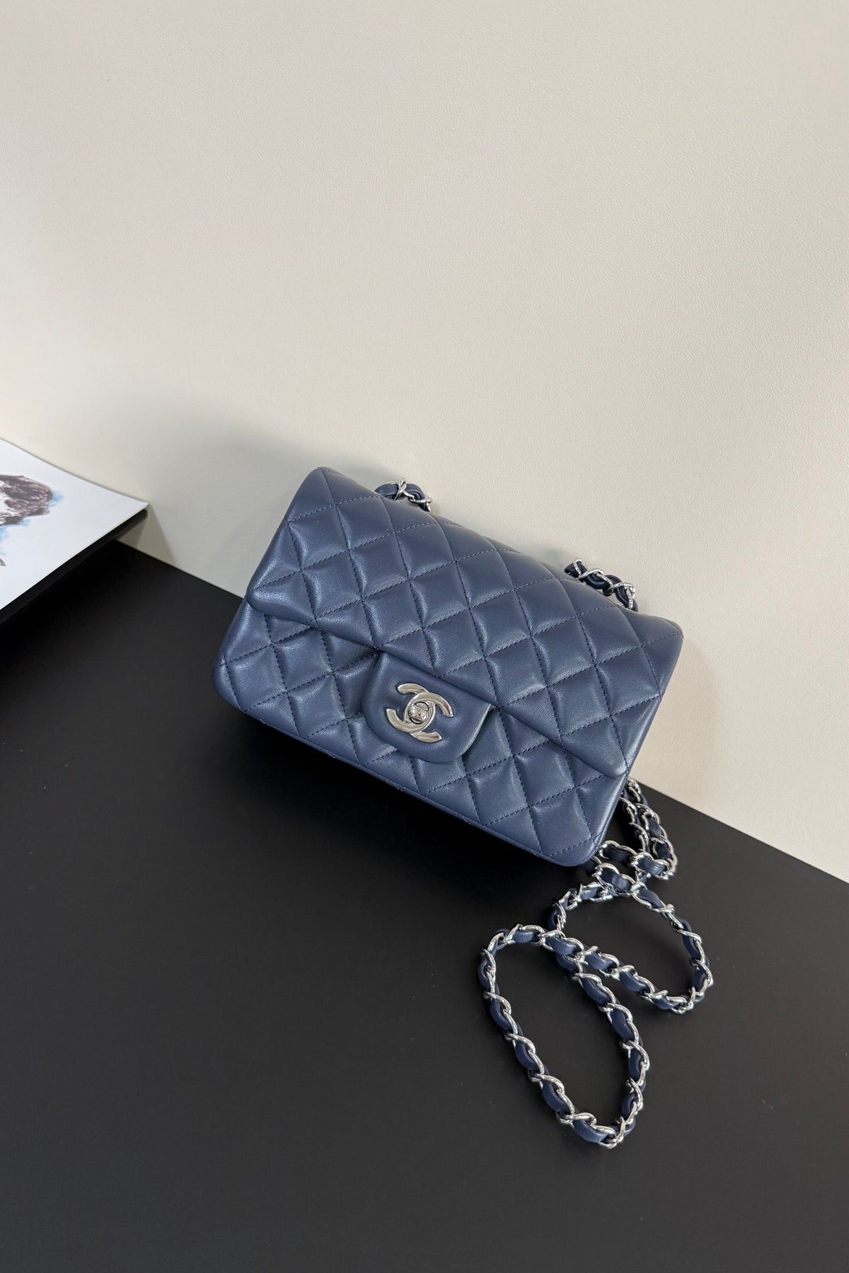 Upgraded version (full leather inside and outside) CF 20cm lambskin. Exclusive product in the market. Please see the pictures for leather details and workmanship. It is perfect. Welcome to compare. 116 dark blue silver buckle.