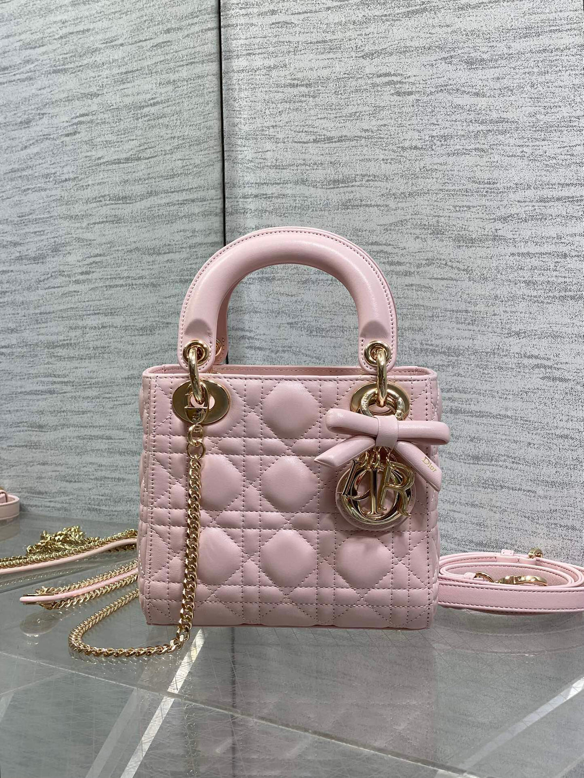 Soft Pink Spot Classic Lady Three Grid Bow Princess Bag is a must-have three grid small bag for everyone. It is charming, elegant, and full of aura, and can be carried diagonally. It is also full of feminine charm, classic fashion style, ins, and many