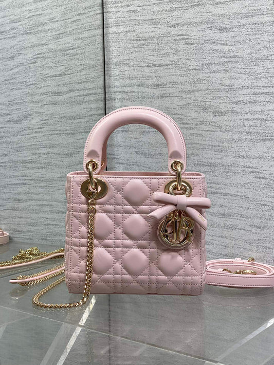 Soft Pink Spot Classic Lady Three Grid Bow Princess Bag is a must-have three grid small bag for everyone. It is charming, elegant, and full of aura, and can be carried diagonally. It is also full of feminine charm, classic fashion style, ins, and many