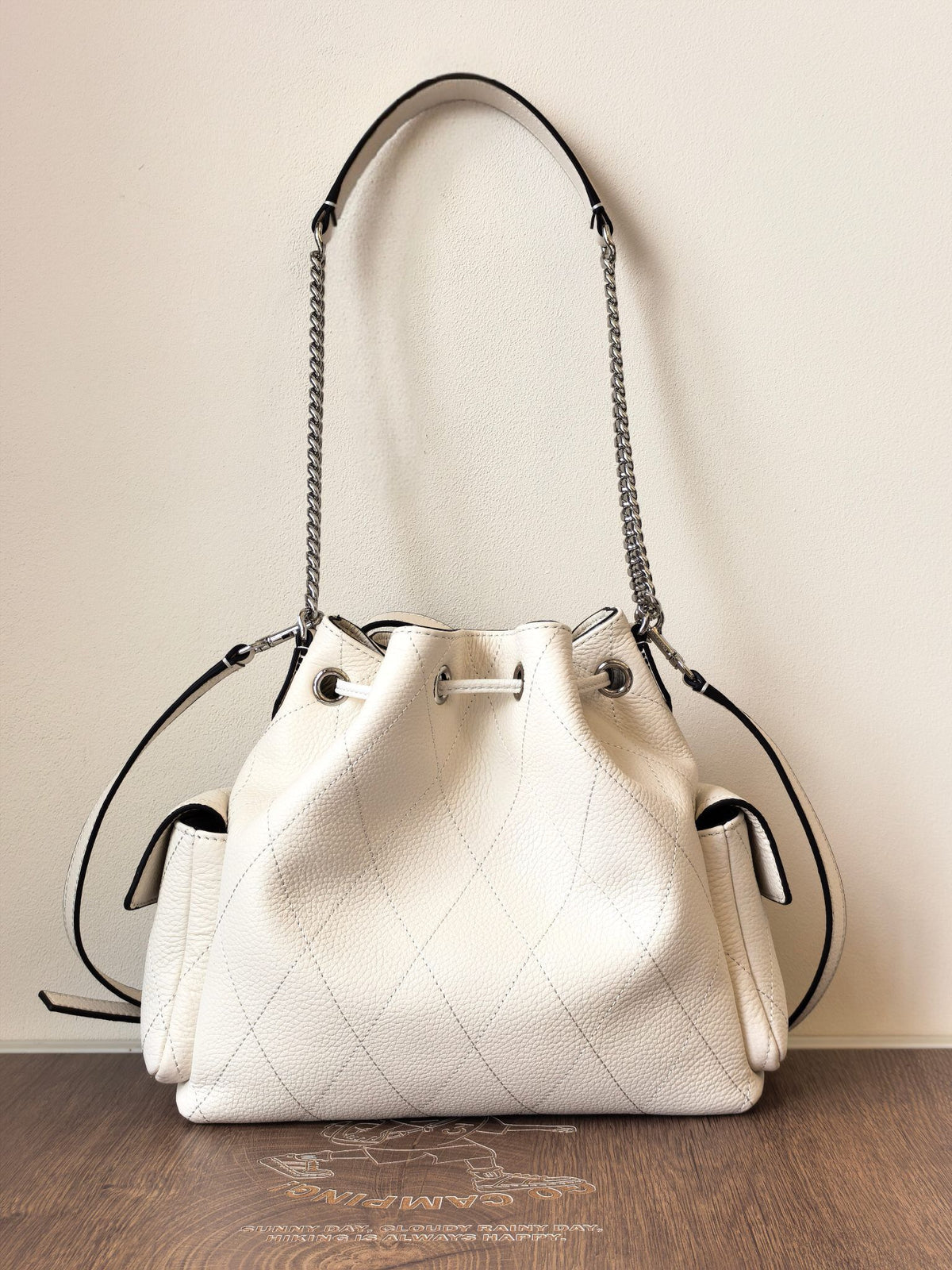 Small] TB Tang Li Bai Qi Charlie Cream White Large/Small Light Cream Oil Color Like a Small Cake This color is quite summer [Sun R] Available in both sizes, just arrived and has a schedule. Q me, thank you. Size 23.5x23x10.2